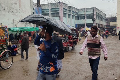 গাইবান্ধায় সকাল থেকেই গুঁড়ি গুঁড়ি বৃষ্টি