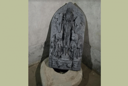পুকুর খননকালে কষ্টিপাথরের বিষ্ণু মূর্তি উদ্ধার 