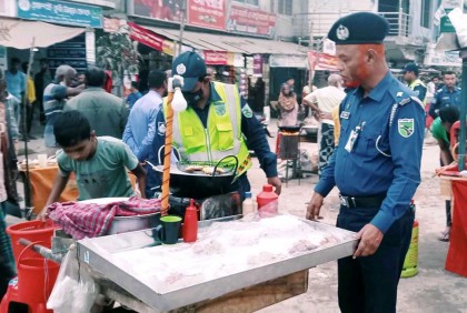 বগুড়ায় সড়ক নিরাপদ রাখতে
হাইওয়ে পুলিশের অভিযান