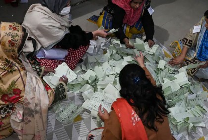 পাকিস্তানের সেই নির্বাচন কর্মকর্তার ডিগবাজি