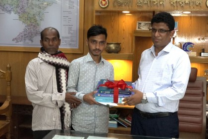 
দরিদ্র শিক্ষার্থীকে মেডিকেল কলেজে ভর্তির জন্য জেলা প্রশাসকের আর্থিক সহায়তা 