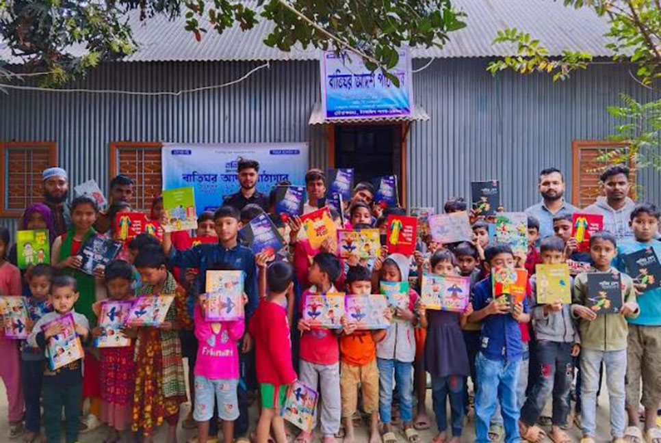 টাঙ্গাইলে সুবিধাবঞ্চিত শিশুদের মাঝে বিনামূল্যে বই বিতরণ