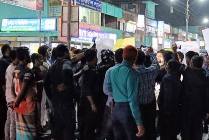 বরিশালে ইন্টার্ন চিকিৎসকদের বিক্ষোভ