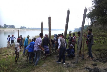 মাগুরার শ্রীপুরে ভাঙন রক্ষায় স্বেচ্ছাশ্রমে বেড়িবাঁধ
