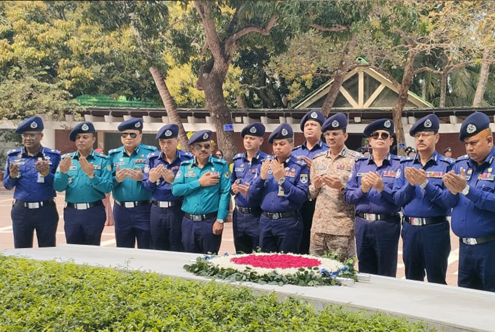 বঙ্গবন্ধুর সমাধিতে পদোন্নতিপ্রাপ্ত ১৪ অতিরিক্ত পুলিশ মহাপরিদর্শকের শ্রদ্ধা