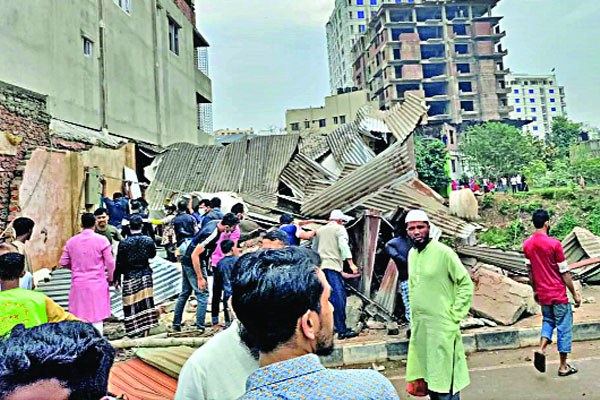 খালের জায়গায় অবৈধ ভবনসহ তিন স্থাপনা ভেঙে দিল ডিএনসিসি