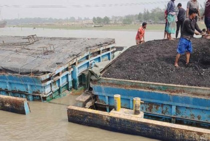 মোংলায় পশুর চ্যানেলে তলা ফেটে কয়লাবোঝাই লাইটার জাহাজ ডুবি