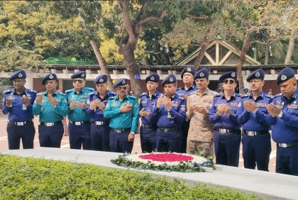 বঙ্গবন্ধুর সমাধিতে পদোন্নতিপ্রাপ্ত ১৪ অতিরিক্ত পুলিশ মহাপরিদর্শকের শ্রদ্ধা