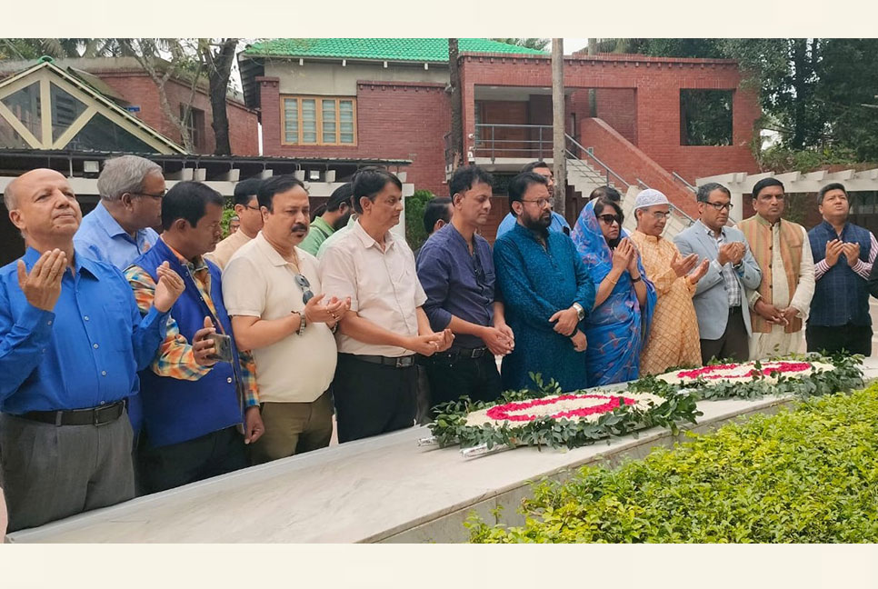 বঙ্গবন্ধুর সমাধিতে জাতীয় প্রেসক্লাব ও আগরতলা প্রেসক্লাবের সদস্যদের শ্রদ্ধা