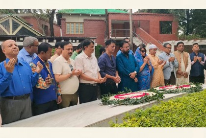 বঙ্গবন্ধুর সমাধিতে জাতীয় প্রেসক্লাব ও আগরতলা প্রেসক্লাবের সদস্যদের শ্রদ্ধা