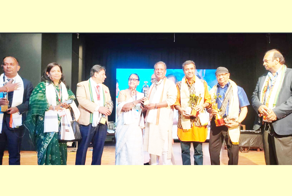 মহাত্মা গান্ধী আন্তর্জাতিক শান্তি পুরস্কার পেলেন অধ্যাপক মোস্তাফিজুল হক

