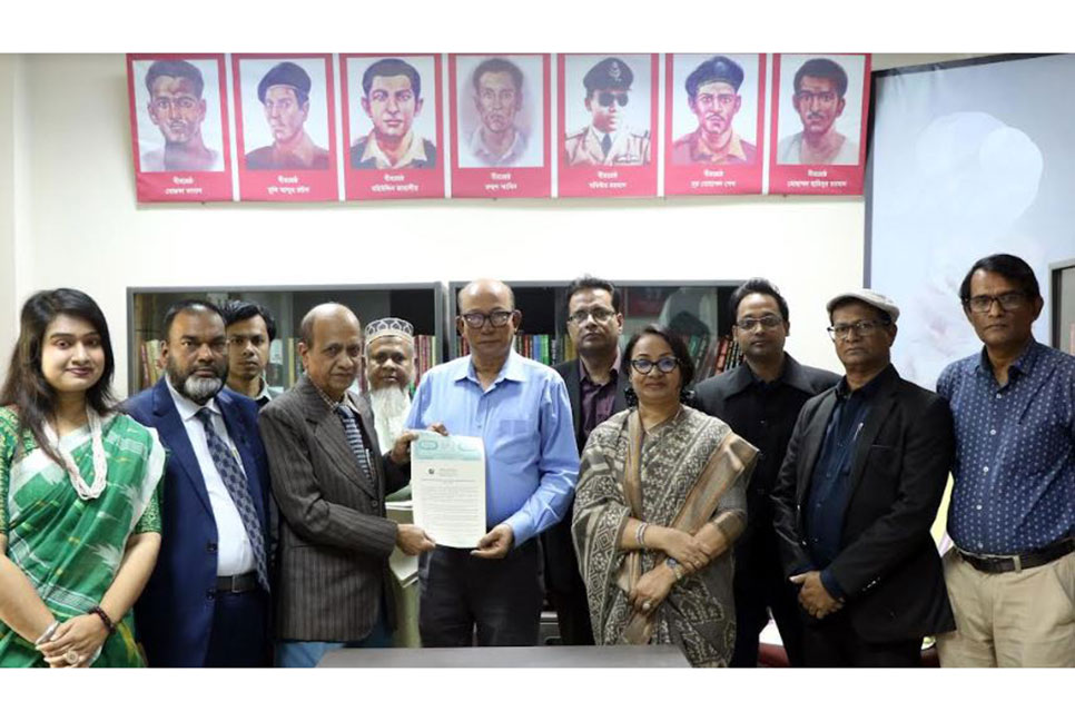 মুক্তিযুদ্ধভিত্তিক গবেষণায় অনুদান প্রদানের লক্ষ্যে 
বাউবিতে গবেষকগণের সঙ্গে চুক্তি স্বাক্ষরিত 