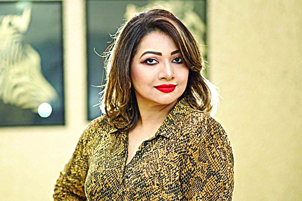 আবারও মডেল আঁখি আলমগীর