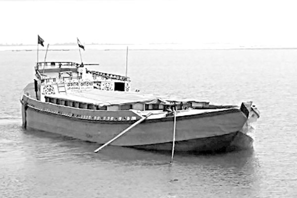 পদ্মায় নাব্য সংকটে আটকা পাথরবাহী জাহাজ