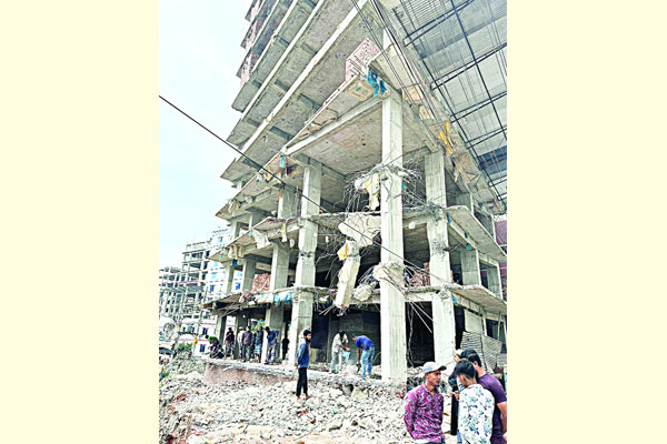 খালের ওপর ১০ তলা ভবন!