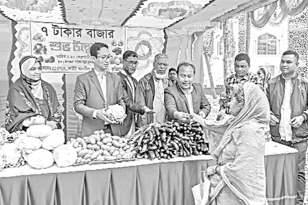 কুড়িগ্রামে গরিবের বাজার ৭ টাকায় ব্যাগভর্তি সবজি
