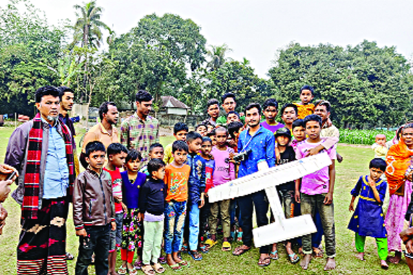 বাড়িতে উড়োজাহাজ তৈরি আলমগীরের