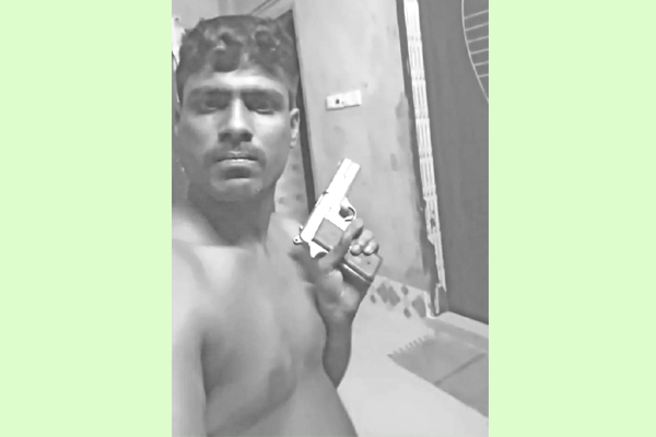 কুমিল্লায় অস্ত্রধারী যুবকের ভিডিও ভাইরাল