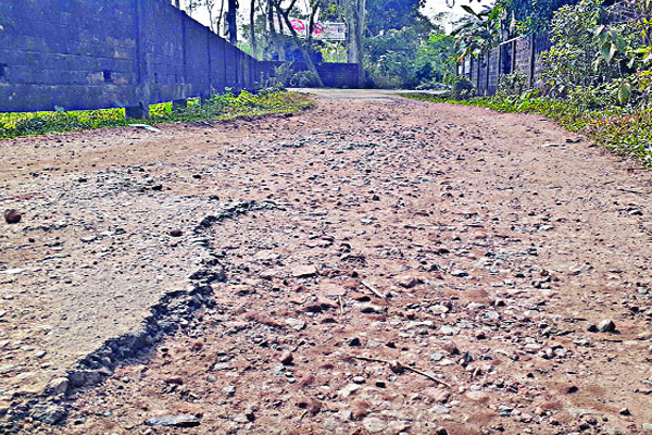 বেহাল রাস্তায় পথচলা দায়