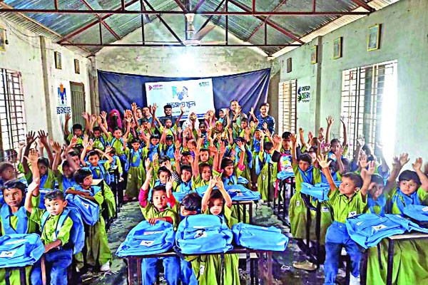 বিনামূল্যে শিক্ষা উপকরণ পেয়ে বসুন্ধরা শুভসংঘ স্কুল শিক্ষার্থীদের উচ্ছ্বাস