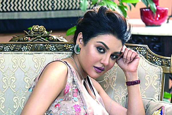‘জামাল কুদু’ গানে জয়া