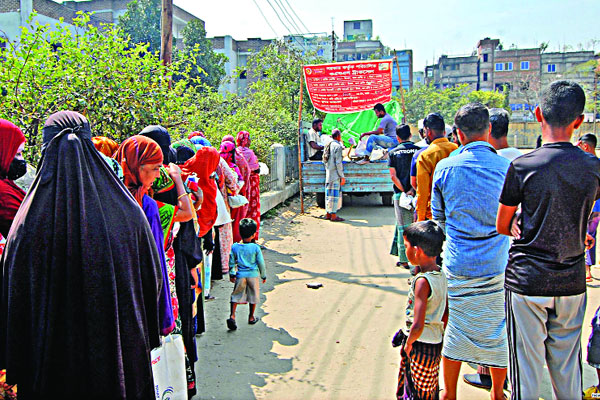 ওএমএস-এর ট্রাকসেল থেকে চাল ও আটা কিনছেন স্থানীয় বাসিন্দারা