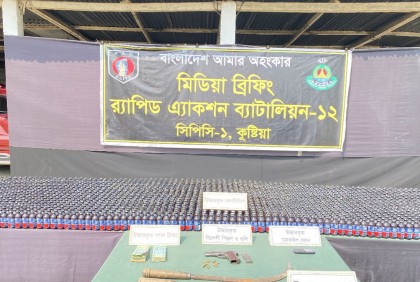 কুষ্টিয়ায় প্রায় দুই হাজার বোতল ফেনসিডিল ও বিদেশি পিস্তলসহ নারী গ্রেফতার