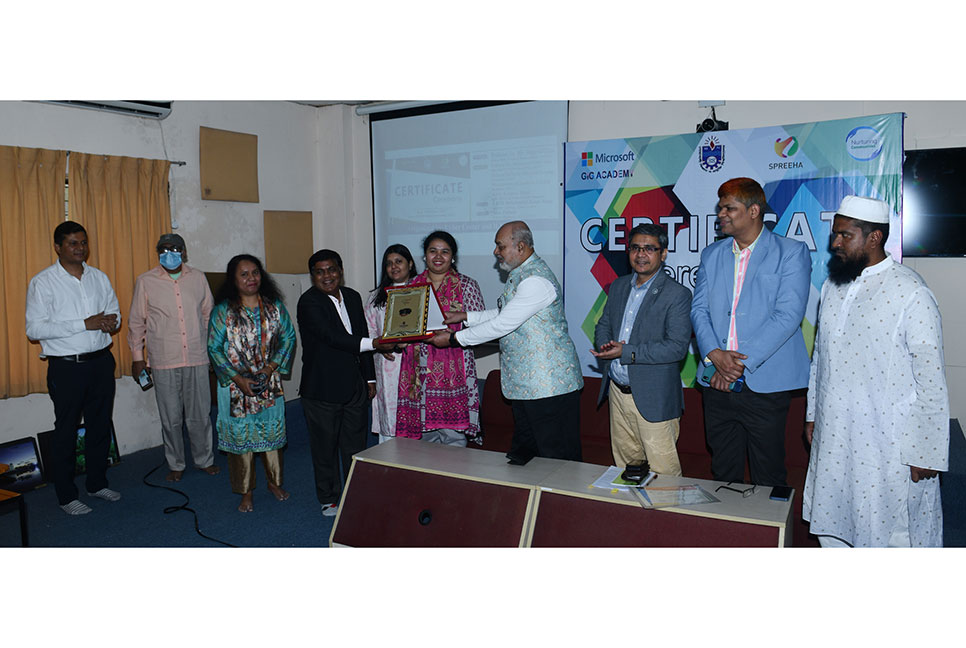 নোবিপ্রবিতে প্রশিক্ষণার্থীদের সনদ প্রদান