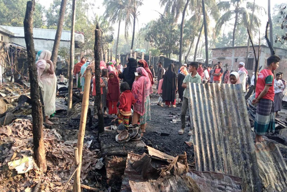 চকরিয়ায় আগুনে পুড়ে ছাই ৫ বাড়ি