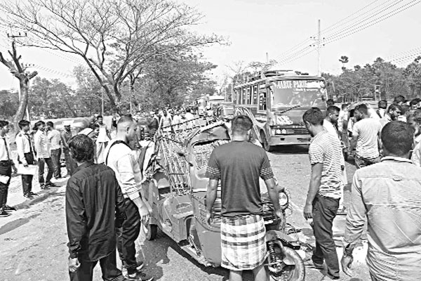 সড়কে ঝরল পাঁচ প্রাণ