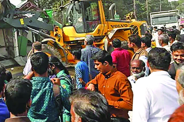ফুটপাত দখলকারীদের উচ্ছেদ নিয়ে উত্তাল চট্টগ্রাম