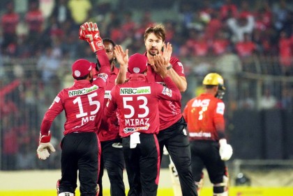 শিরোপার মিশনে বরিশালকে ১৫৫ রানে টার্গেট দিল কুমিল্লা
