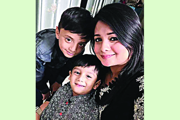 ছেলের কান্না থামাতে রেস্টুরেন্টে যান নাজিয়া