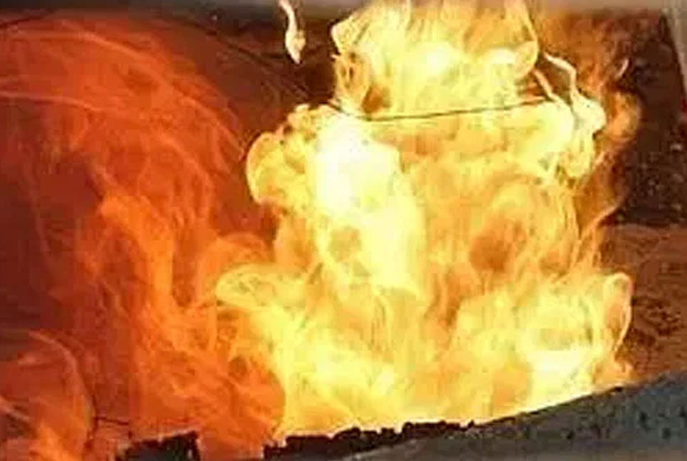 পুরান ঢাকায় জুতার
গোডাউনে আগুন