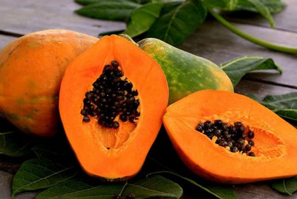 মসৃণ ত্বকে পাকা পেঁপে