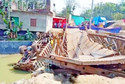বরিশালে বেইলি ব্রিজ ধসে ট্রাক খালে, সড়ক যোগাযোগ বিচ্ছিন্ন