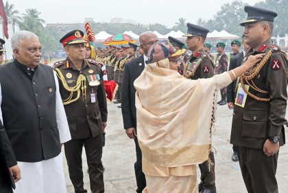 বিজিবি দিবসে ৭২ সদস্যকে পদক পরিয়ে দিলেন প্রধানমন্ত্রী