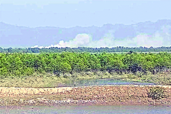 মর্টারের বিকট শব্দ, এপারে আতঙ্ক
