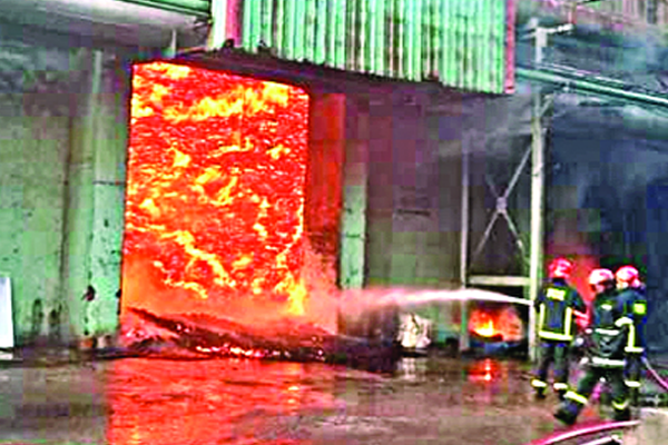 এস আলমের গুদামে ভয়াবহ আগুন
