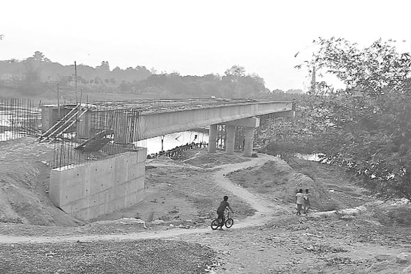 অর্ধেক সেতু বানিয়ে ঠিকাদার লাপাত্তা