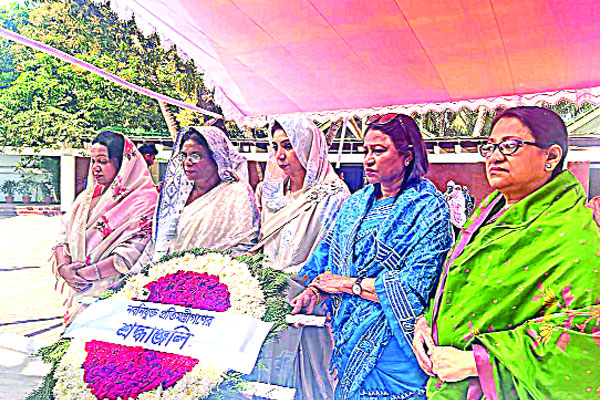 বঙ্গবন্ধুর সমাধিতে পাঁচ প্রতিমন্ত্রী হুইপ ও সংরক্ষিত মহিলা এমপিদের শ্রদ্ধা