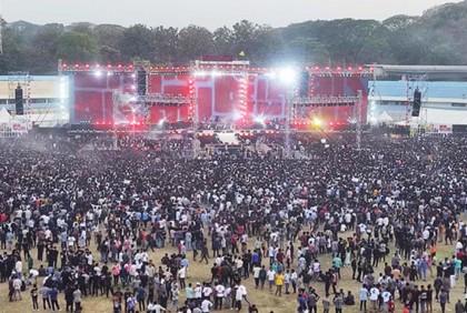 তারুণ্যের উন্মাদনা জয় বাংলা কনসার্টে