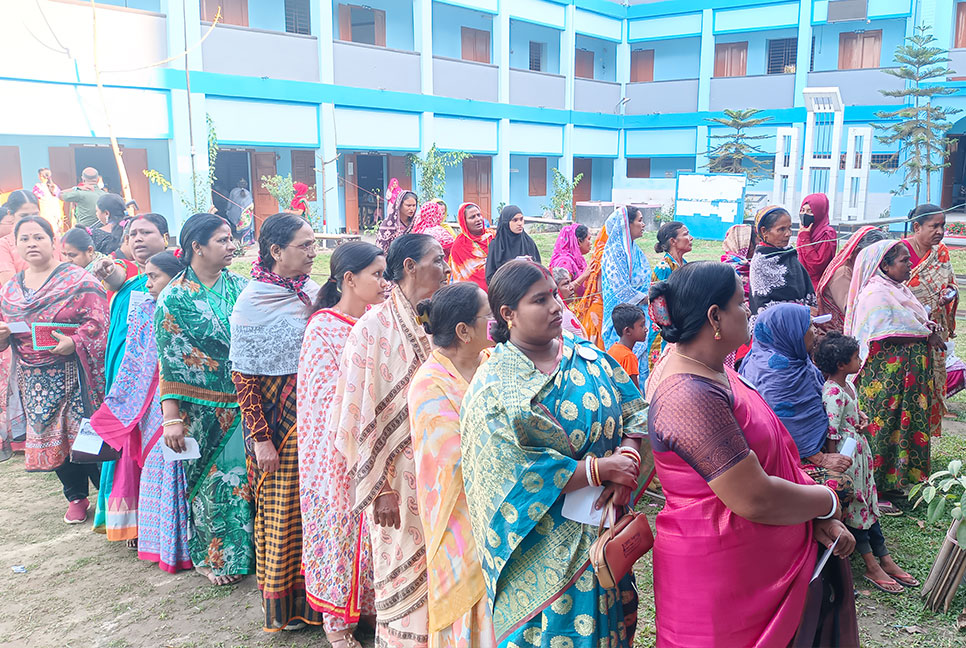 ময়মনসিংহ সিটি করপোরেশন নির্বাচন: ইভিএম জটিলতায় ভোটাররা