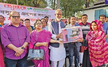 নারী দিবসে রানীশংকৈলে ১৫ জনকে সেলাই মেশিন