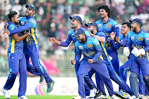 লজ্জার ব্যাটিংয়ে সুযোগ হাতছাড়া