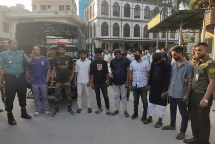 মিরপুর বিআরটিএতে ভ্রাম্যমাণ আদালতের অভিযানে ৯ দালাল জেলে