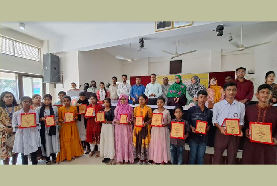 কালিয়াকৈরে কিশোর-কিশোরীদের মাঝে পুরস্কার বিতরণ 