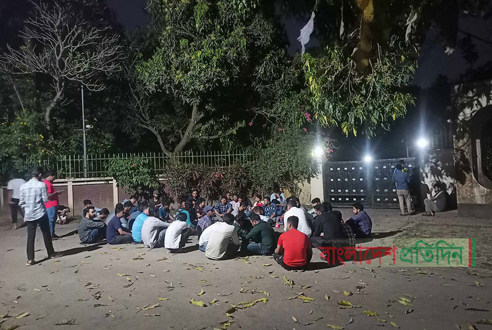 জাবির আল-বেরুনী হল প্রাধ্যক্ষের অপসারণ দাবিতে বিক্ষোভ 