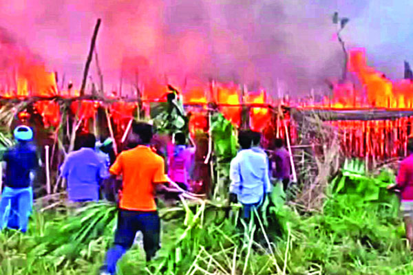কয়েক কিলোমিটারজুড়ে আগুন
