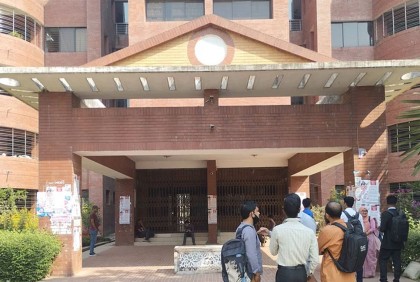 প্রক্টর-প্রাধ্যক্ষের অব্যাহতিসহ পাঁচদফা দাবিতে জাবিতে প্রশাসনিক ভবন অবরোধ 
